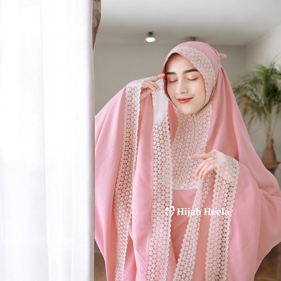 BabyPink Gebedsset Mukena Aruna met gouden kant op de khimar, zicht op de ritssluiting onder de kin.